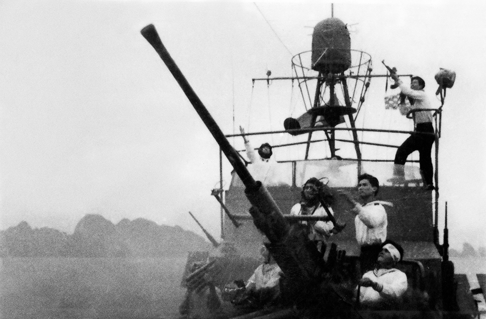 Tàu Hải quân chiến đấu đánh máy bay Mỹ tại Hòn Gai - Quảng Ninh ngày 5/8/1964.
